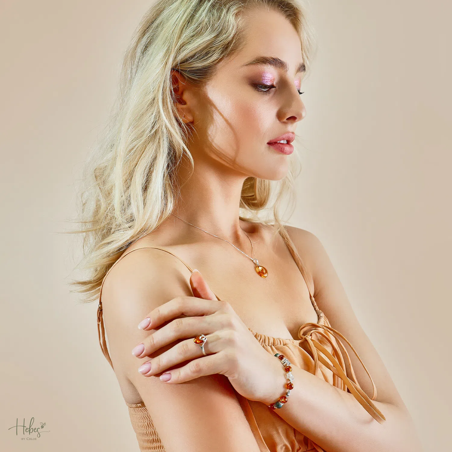 Quý cô quyến rũ trong set trang sức Amber từ Hebes by Chloe
